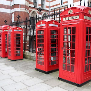 Two large, 1920s-era K2 phone booths flanking the 1930s K6 replacements (Photo by Sheep"R"Us)