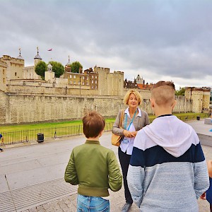 Context Travel guide Emma takes a family on a tour of the Tower of London (Photo by Kathleen Bunn (LifeWith4Boys.com), courtesy of Context Travel)
