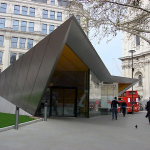 The new main Tourist Information Centre at St. Paul's (Photo by Oxyman)