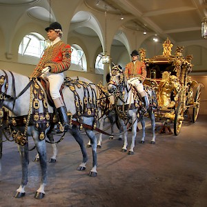 The Gold State Coach in the Royal Mews of Buckingham Palace (Photo by Laika ac)