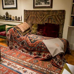The actual, original couch in Freud's study, just behind his desk (Photo by Alessandro Grussu)