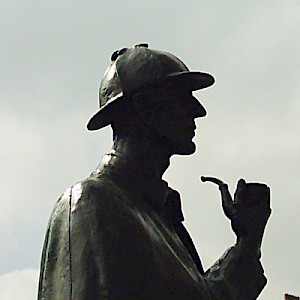 The Sherlock Holmes statue on Marylebone Street (Photo by givingnot)