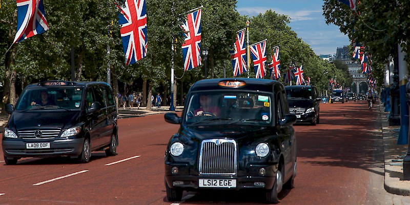 A traditional black Taxi (and modern minivan cab) in London (Photo SuperCar-RoadTrip.fr)