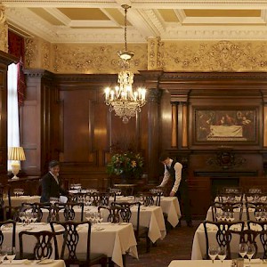 The main dining room of Simpsons-in-the-Strand (Photo courtesy of the restaurant)
