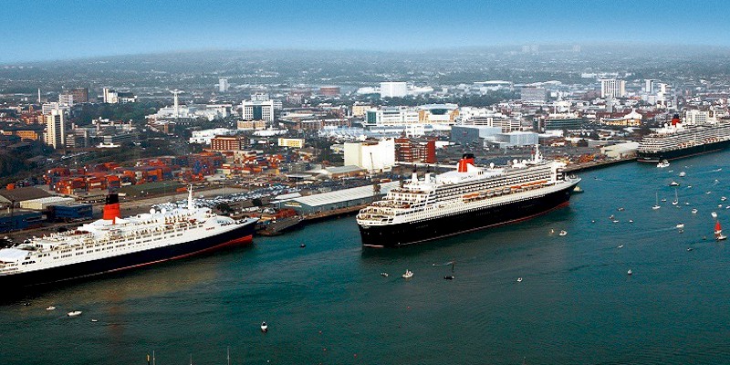 Queen Mary II (center) steams past the other two liners in the Cunard fleet Queen Elizabeth II (left) and Queen Victoria at Southampton Docks as the QMII leaves port in 2008. It was the only time that all three queens ever met in UK waters. (Photo by Chris Ison/PA Wire)