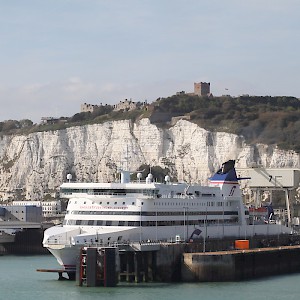 The famous White Cliffs of Dover over the port (Photo by Nessy-pic)